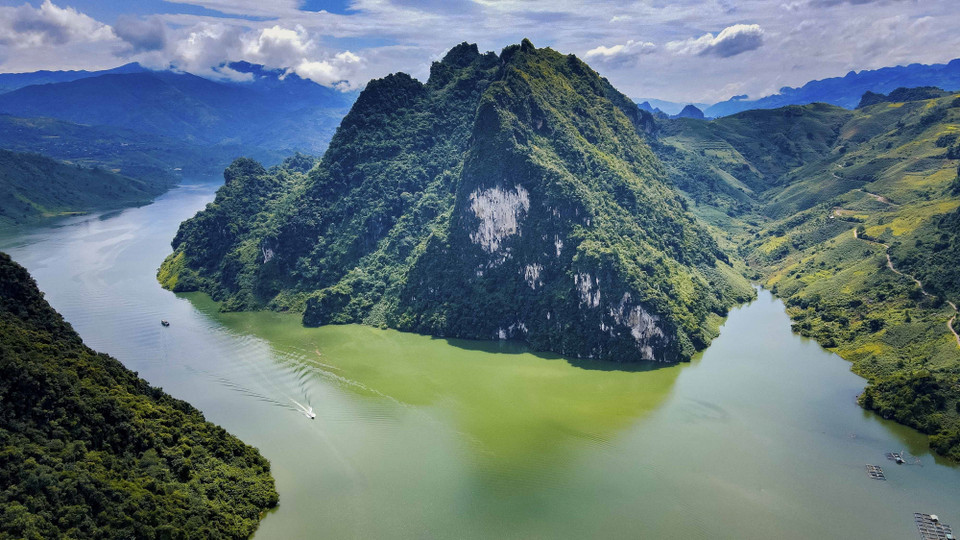 Khung cảnh núi non hùng vĩ ở xã Huổi Só, huyện Tủa Chùa, tỉnh Điện Biên. (Ảnh: Xuân Tư/TTXVN)