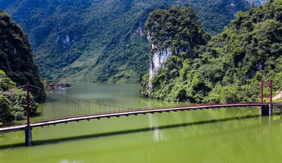 Khung cảnh thiên nhiên tuyệt đẹp ở cầu treo Pa Phông. (Ảnh: Xuân Tư/TTXVN)