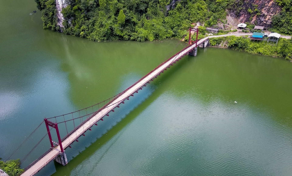 Cầu treo Pa Phông bắc qua lòng hồ trên con đường độc đạo nối trung tâm xã Huổi Só với bản Huổi Lóng. (Ảnh: Xuân Tư/TTXVN)