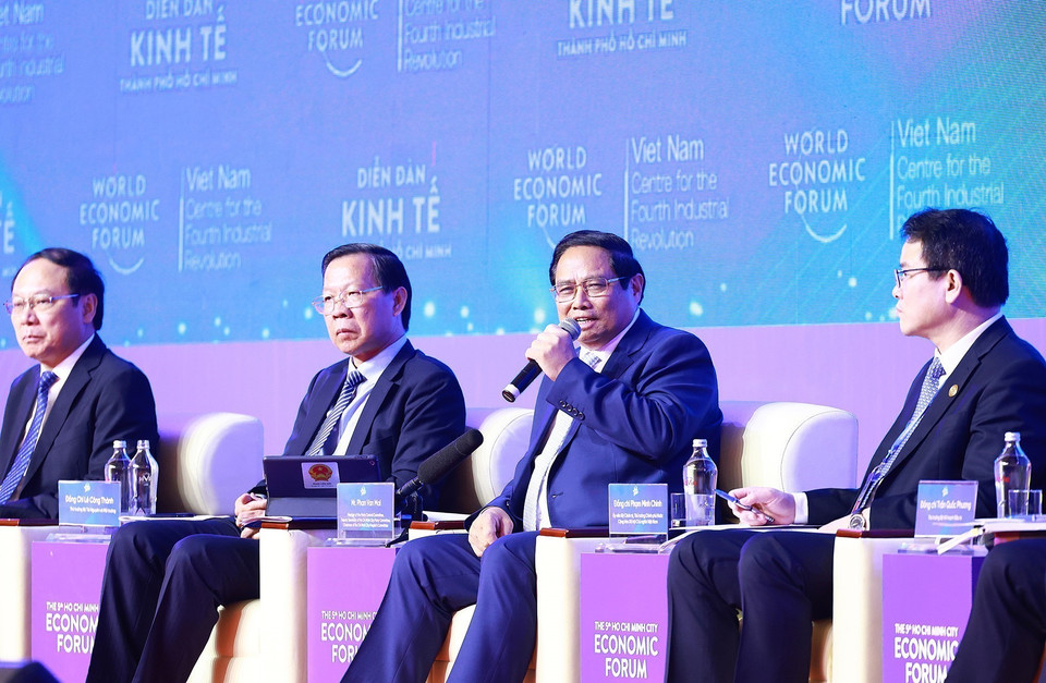 Thủ tướng Phạm Minh Chính đối thoại với các tập đoàn lớn trong nước và quốc tế. (Ảnh: Dương Giang/TTXVN)