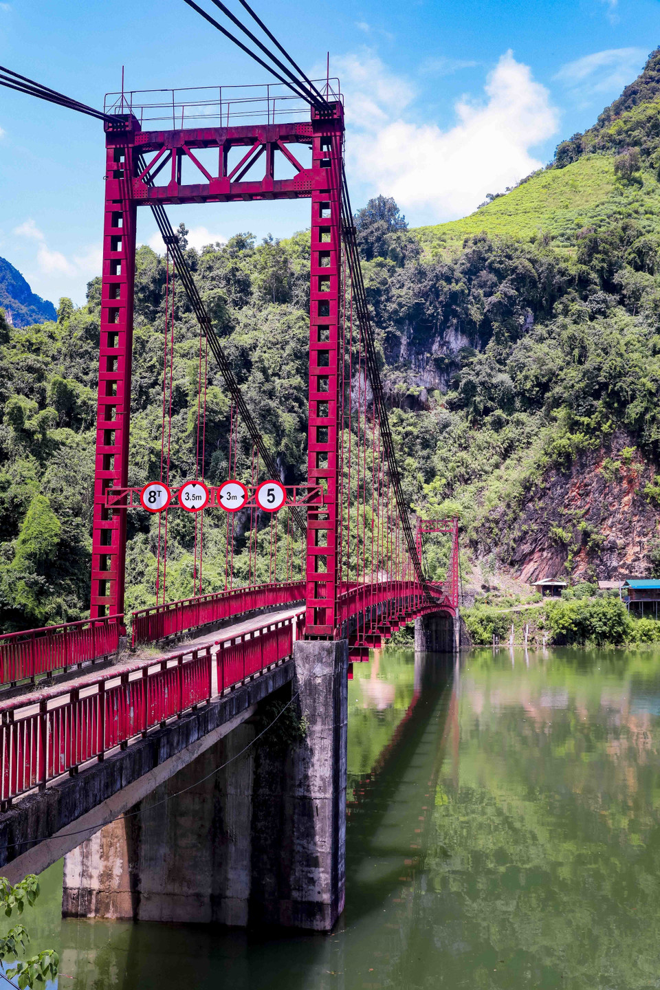 Cầu treo Pa Phông yên bình trên dòng sông Đà. (Ảnh: Xuân Tư/TTXVN)