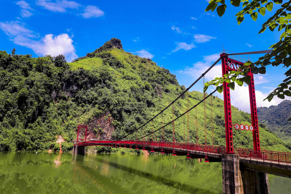 Cầu treo Pa Phông bắc qua lòng hồ thủy điện Sơn La. (Ảnh: Xuân Tư/TTXVN)