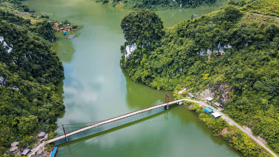 Phong cảnh sơn thủy hữu tình ở vùng "vịnh" Huổi Só. (Ảnh: Xuân Tư/TTXVN)