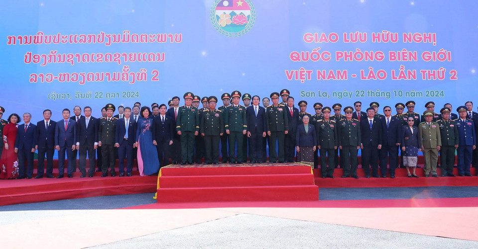 Bộ trưởng Bộ Quốc phòng Phan Văn Giang và Đại tướng Chansamone Chanyalath, Bộ trưởng Bộ Quốc phòng Lào chụp ảnh lưu niệm cùng các đại biểu tại cửa khẩu Lóng Sập (Mộc Châu, Sơn La). (Ảnh: Trọng Đức/TTXVN)