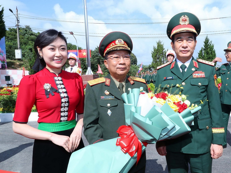 Đại tướng, Bộ trưởng Bộ Quốc phòng Phan Văn Giang đón Đại tướng Chansamone Chanyalath, Phó Thủ tướng, Bộ trưởng Bộ Quốc phòng Lào tại cửa khẩu Lóng Sập. (Ảnh: Trọng Đức/TTXVN)