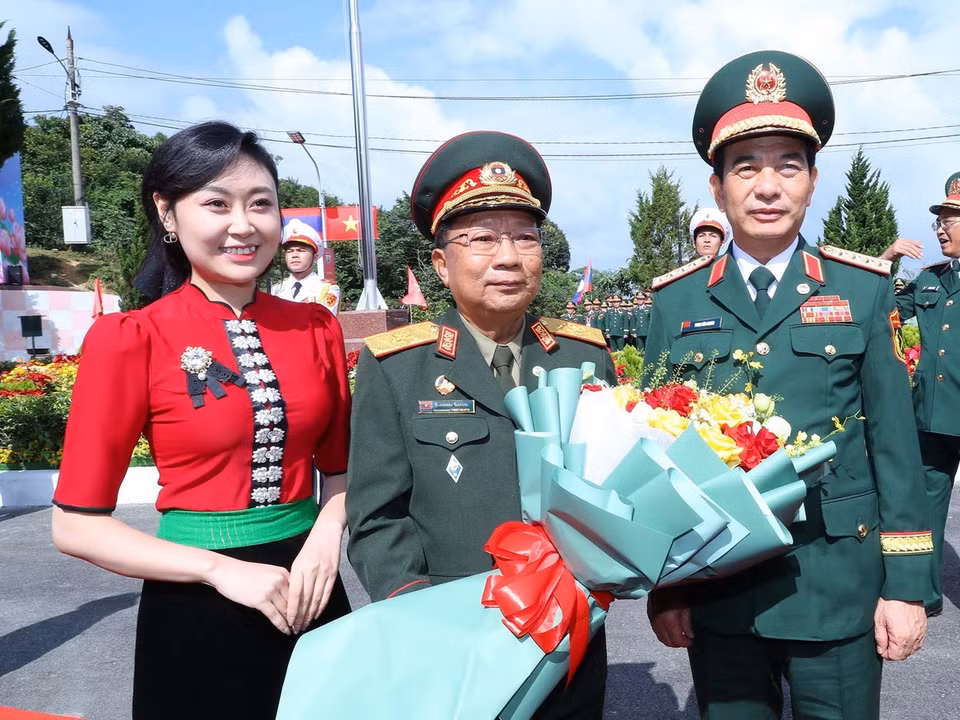 Đại tướng, Bộ trưởng Bộ Quốc phòng Phan Văn Giang đón Đại tướng Chansamone Chanyalath, Phó Thủ tướng, Bộ trưởng Bộ Quốc phòng Lào tại cửa khẩu Lóng Sập. (Ảnh: Trọng Đức/TTXVN)