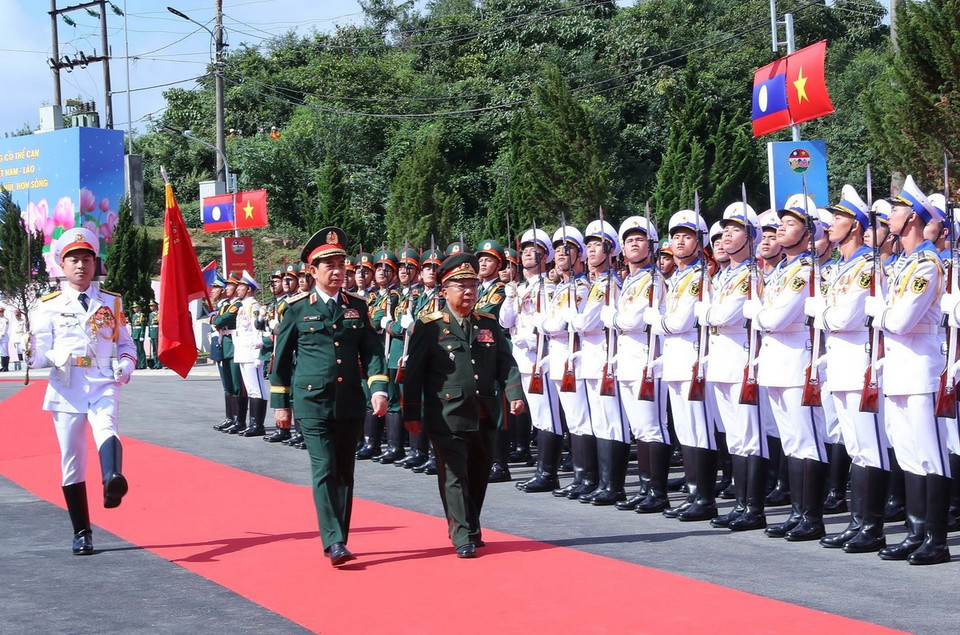 Đại tướng, Bộ trưởng Bộ Quốc phòng Phan Văn Giang và Đại tướng Chansamone Chanyalath, Phó Thủ tướng, Bộ trưởng Bộ Quốc phòng Lào duyệt Đội danh dự Quân đội Nhân dân Việt Nam. (Ảnh: Trọng Đức/TTXVN)