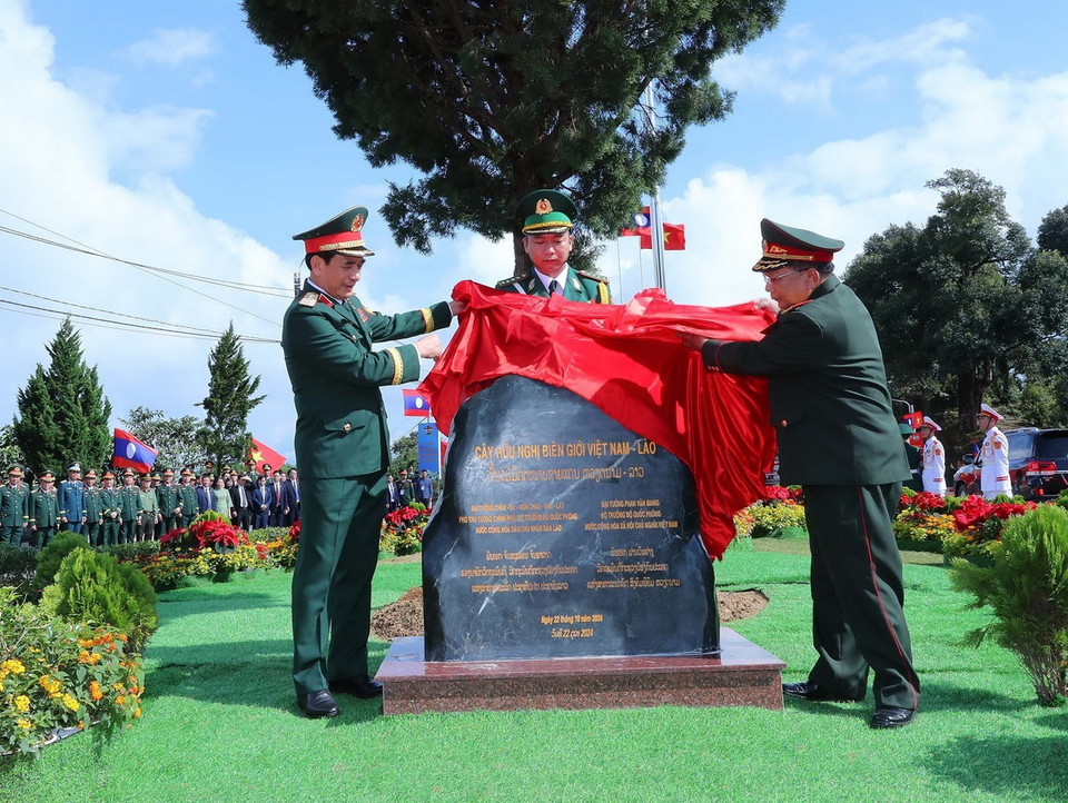 Bộ trưởng Bộ Quốc phòng Phan Văn Giang và Bộ trưởng Bộ Quốc phòng Lào Chansamone Chanyalath trồng cây hữu nghị tại cửa khẩu Lóng Sập. (Ảnh: Trọng Đức/TTXVN)