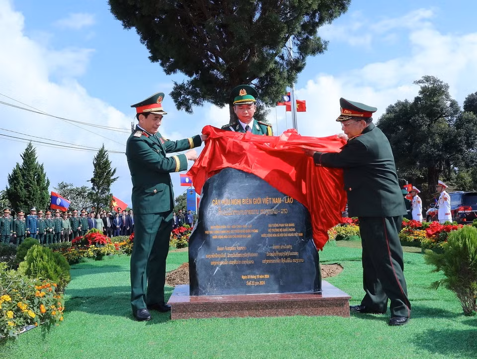 Bộ trưởng Bộ Quốc phòng Phan Văn Giang và Bộ trưởng Bộ Quốc phòng Lào Chansamone Chanyalath trồng cây hữu nghị tại cửa khẩu Lóng Sập. (Ảnh: Trọng Đức/TTXVN)