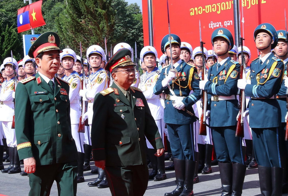 Đại tướng, Bộ trưởng Bộ Quốc phòng Phan Văn Giang và Đại tướng Chansamone Chanyalath, Phó Thủ tướng, Bộ trưởng Bộ Quốc phòng Lào duyệt Đội danh dự Quân đội Nhân dân Việt Nam. (Ảnh: Trọng Đức/TTXVN)