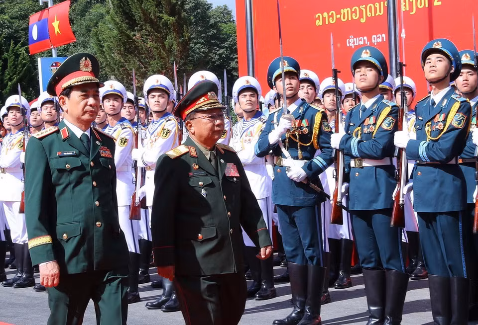 Đại tướng, Bộ trưởng Bộ Quốc phòng Phan Văn Giang và Đại tướng Chansamone Chanyalath, Phó Thủ tướng, Bộ trưởng Bộ Quốc phòng Lào duyệt Đội danh dự Quân đội Nhân dân Việt Nam. (Ảnh: Trọng Đức/TTXVN)