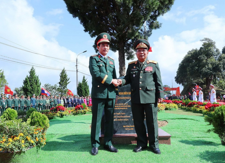 Bộ trưởng Bộ Quốc phòng Phan Văn Giang và Đại tướng Chansamone Chanyalath, Bộ trưởng Bộ Quốc phòng Lào trồng cây hữu nghị tại cửa khẩu Lóng Sập (Mộc Châu, Sơn La). (Ảnh: Trọng Đức/TTXVN)