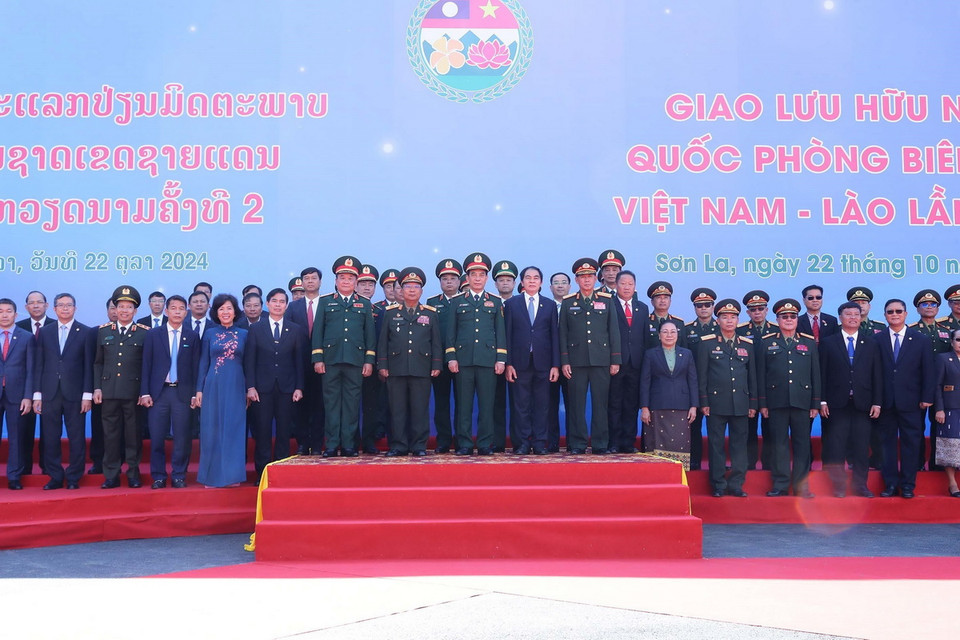 Bộ trưởng Bộ Quốc phòng Phan Văn Giang và Bộ trưởng Bộ Quốc phòng Lào Chansamone Chanyalath chụp ảnh lưu niệm cùng các đại biểu tại cửa khẩu Lóng Sập (Mộc Châu, Sơn La). (Ảnh: Trọng Đức/TTXVN)