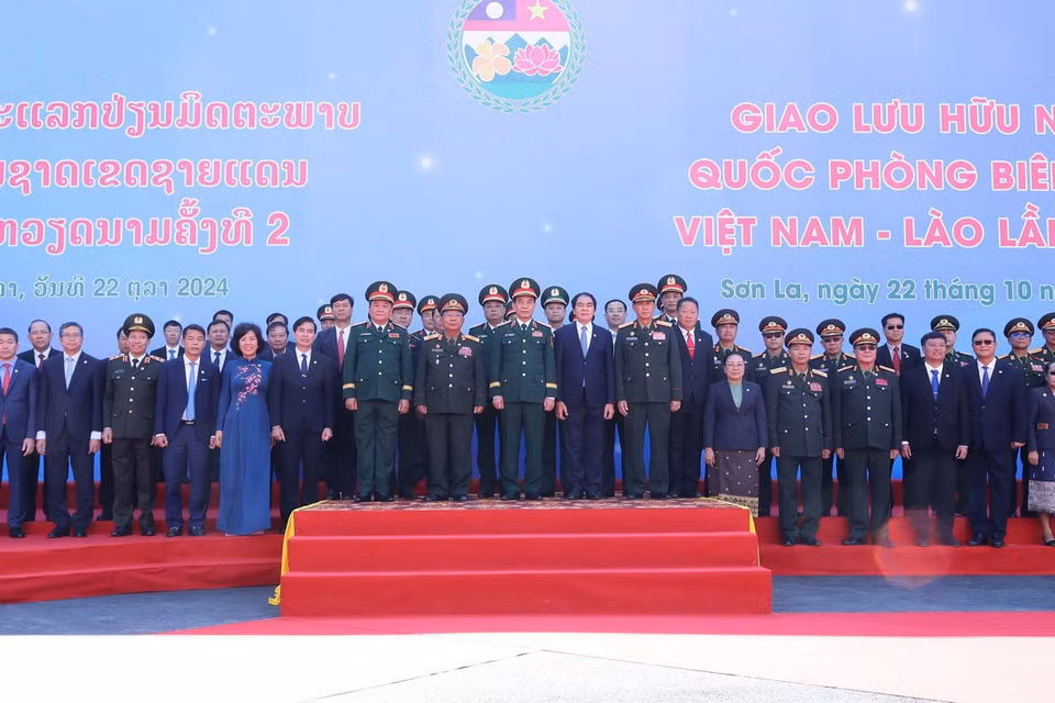 Bộ trưởng Bộ Quốc phòng Phan Văn Giang và Bộ trưởng Bộ Quốc phòng Lào Chansamone Chanyalath chụp ảnh lưu niệm cùng các đại biểu tại cửa khẩu Lóng Sập (Mộc Châu, Sơn La). (Ảnh: Trọng Đức/TTXVN)