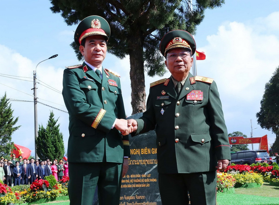 Bộ trưởng Bộ Quốc phòng Phan Văn Giang và Bộ trưởng Bộ Quốc phòng Lào Chansamone Chanyalath trồng cây hữu nghị tại cửa khẩu Lóng Sập. (Ảnh: Trọng Đức/TTXVN)