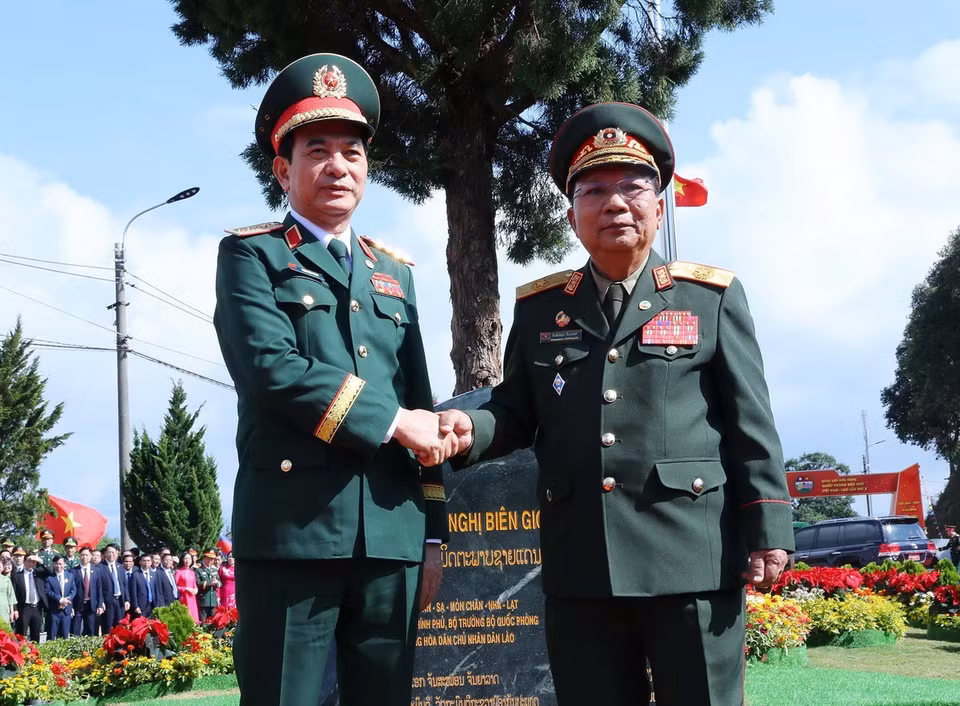 Bộ trưởng Bộ Quốc phòng Phan Văn Giang và Bộ trưởng Bộ Quốc phòng Lào Chansamone Chanyalath trồng cây hữu nghị tại cửa khẩu Lóng Sập. (Ảnh: Trọng Đức/TTXVN)