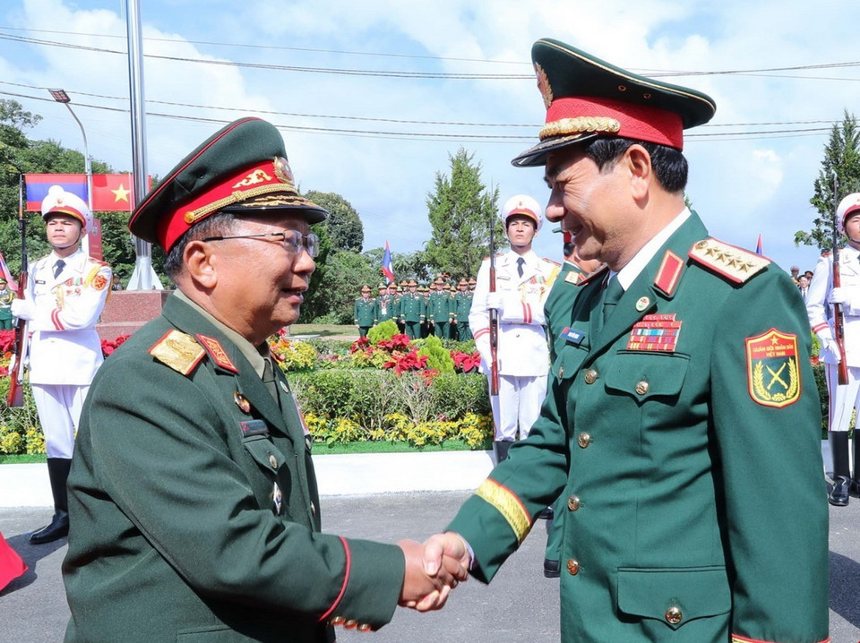 Đại tướng, Bộ trưởng Bộ Quốc phòng Phan Văn Giang đón Đại tướng Chansamone Chanyalath, Phó Thủ tướng, Bộ trưởng Bộ Quốc phòng Lào tại cửa khẩu Lóng Sập. (Ảnh: Trọng Đức/TTXVN)