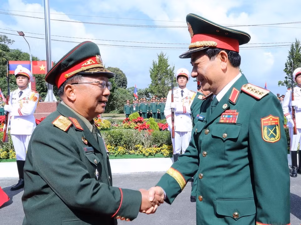 Đại tướng, Bộ trưởng Bộ Quốc phòng Phan Văn Giang đón Đại tướng Chansamone Chanyalath, Phó Thủ tướng, Bộ trưởng Bộ Quốc phòng Lào tại cửa khẩu Lóng Sập. (Ảnh: Trọng Đức/TTXVN)