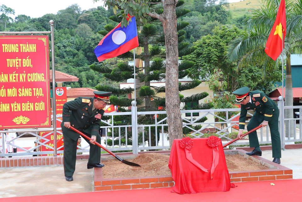 Đại tướng, Bộ trưởng Bộ Quốc phòng Phan Văn Giang và Đại tướng Chansamone Chanyalath, Phó Thủ tướng Chính phủ, Bộ trưởng Bộ Quốc phòng Lào trồng cây lưu niệm tại Đồn biên phòng Lóng Sập (Mộc Châu, Sơn La). (Ảnh: Trọng Đức/TTXVN)