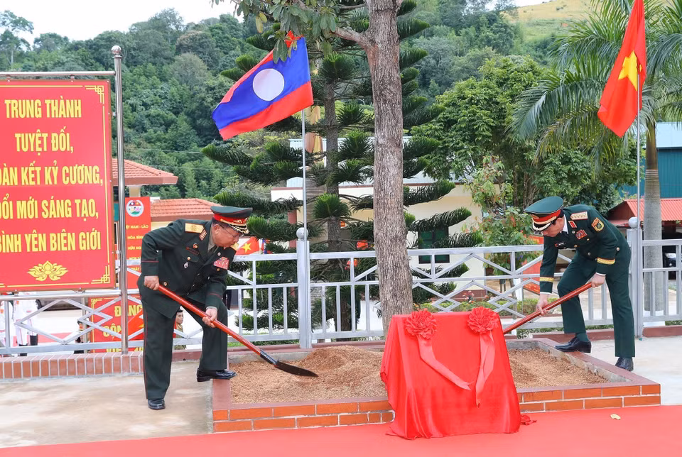 Đại tướng, Bộ trưởng Bộ Quốc phòng Phan Văn Giang và Đại tướng Chansamone Chanyalath, Phó Thủ tướng Chính phủ, Bộ trưởng Bộ Quốc phòng Lào trồng cây lưu niệm tại Đồn biên phòng Lóng Sập (Mộc Châu, Sơn La). (Ảnh: Trọng Đức/TTXVN)