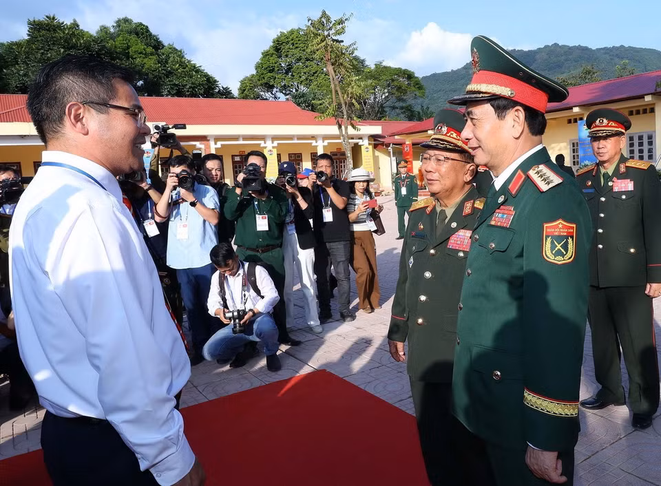 Thầy và trò Trường Phổ thông Dân tộc Nội trú và Trung học Dân tộc Lóng Sập đón Đại tướng, Bộ trưởng Quốc phòng Phan Văn Giang và Đại tướng Chansamone Chanyalath Phó Thủ tướng Chính phủ, Bộ trưởng Bộ Quốc phòng Lào đến thăm. (Ảnh: Trọng Đức/TTXVN)