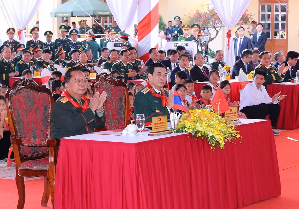 Đại tướng, Bộ trưởng Bộ Quốc phòng Phan Văn Giang và Đại tướng Chansamone Chanyalath Phó Thủ tướng Chính phủ, Bộ trưởng Bộ Quốc phòng Lào đến thăm, tặng quà thầy và trò Trường Phổ thông Dân tộc Nội trú và Trung học Cơ sở Lóng Sập. (Ảnh: Trọng Đức/TTXVN)