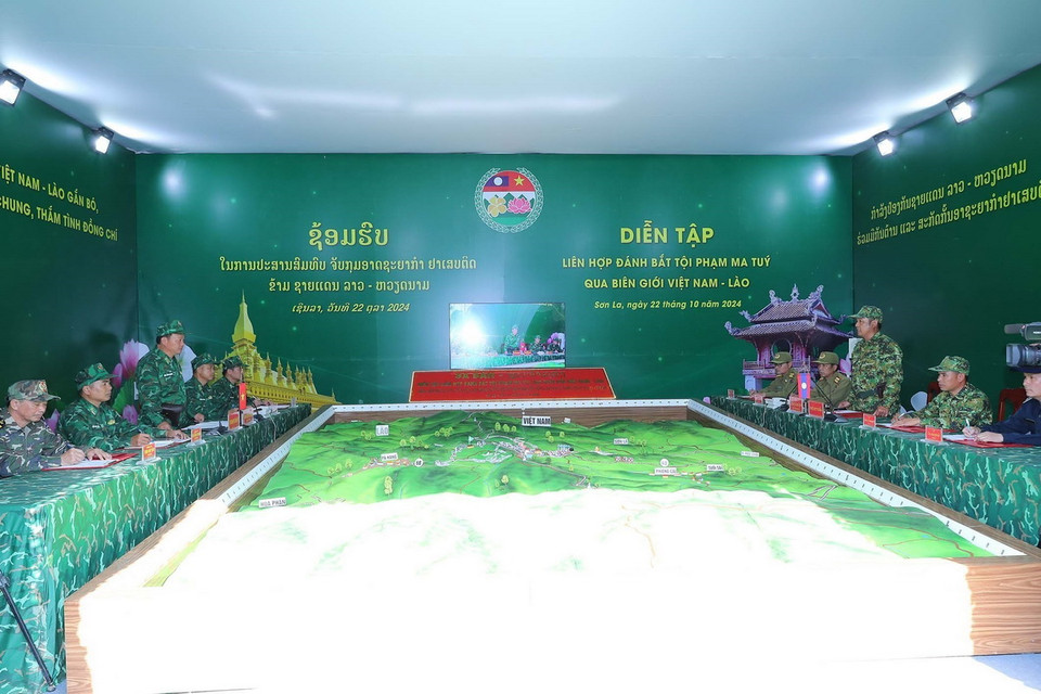 Lực lượng biên phòng Lóng Sập (Việt Nam) và lực lượng biên phòng Hủa Phăn (Lào) diễn tập liên hợp bắt tội phạm ma túy.(Ảnh: Trọng Đức/TTXVN)