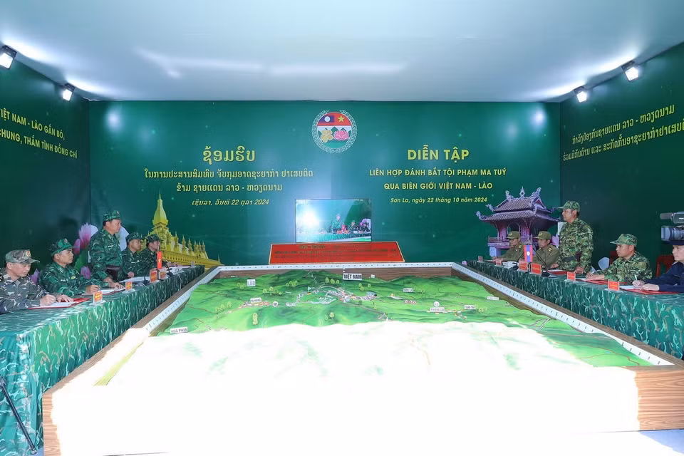 Lực lượng biên phòng Lóng Sập (Việt Nam) và lực lượng biên phòng Hủa Phăn (Lào) diễn tập liên hợp bắt tội phạm ma túy.(Ảnh: Trọng Đức/TTXVN)