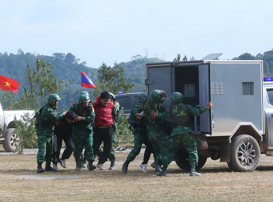 Lực lượng biên phòng Lóng Sập (Việt Nam) và lực lượng biên phòng Hủa Phăn (Lào) diễn tập liên hợp bắt tội phạm ma túy.(Ảnh: Trọng Đức/TTXVN)