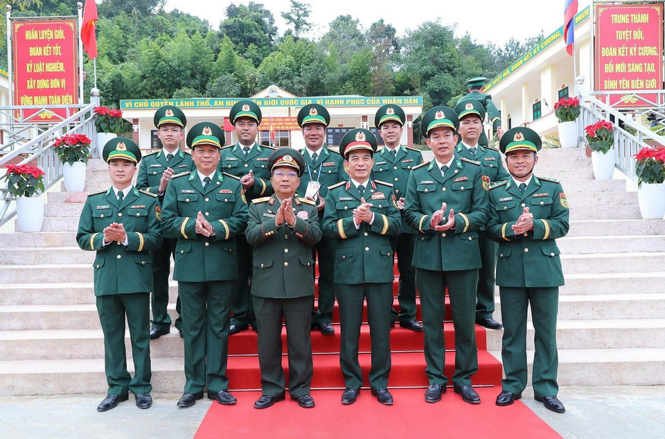Đại tướng, Bộ trưởng Bộ Quốc phòng Phan Văn Giang và Đại tướng Chansamone Chanyalath, Phó Thủ tướng Chính phủ, Bộ trưởng Bộ Quốc phòng Lào và cán bộ, chỉ huy Đồn biên phòng Lóng Sập. (Ảnh: Trọng Đức/TTXVN)