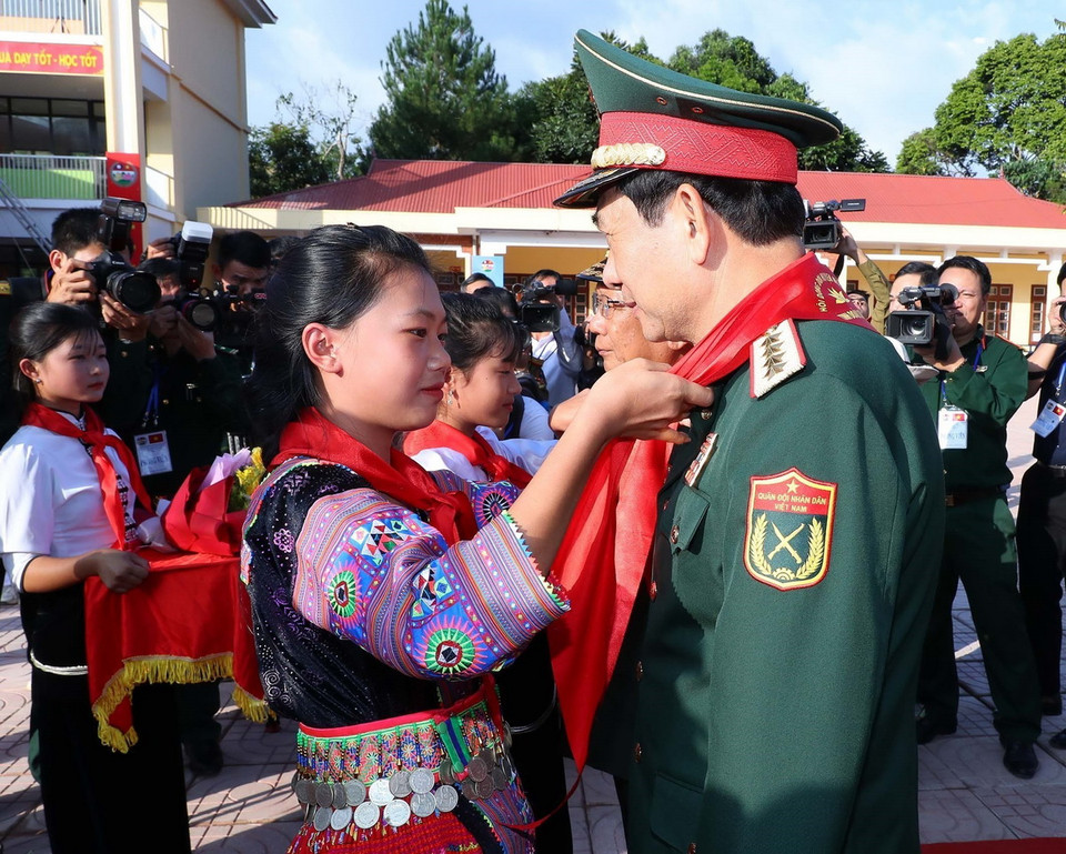 Thầy và trò Trường Phổ thông Dân tộc Nội trú và Trung học Cơ sở Lóng Sập đón Đại tướng, Bộ trưởng Quốc phòng Phan Văn Giang và Đại tướng Chansamone Chanyalath Phó Thủ tướng Chính phủ, Bộ trưởng Bộ Quốc phòng Lào đến thăm. (Ảnh: Trọng Đức/TTXVN)