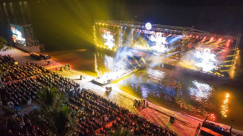 Sự chuẩn bị công phu của đêm nhạc đã mang lại bầu không khí vô cùng sôi động cho hàng nghìn khán giả có mặt tại Vinhomes Ocean Park. Bữa đại tiệc âm nhạc sôi động trên sân khấu nổi giữa mặt hồ mang lại trải nghiệm đẳng cấp cho những cư dân đầu tiên của thành phố biển hồ giữa lòng Hà Nội. (Nguồn: Vietnam+)