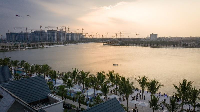 Với sự đầu tư kỹ lưỡng từ chủ đầu tư Vinhomes, hồ nước ngọt trải cát trắng vừa làm đẹp cảnh quan, vừa thanh lọc, điều hòa không khí. Đây cũng là một yếu tố tạo phong thủy đẹp cho cả đại đô thị. Đồng thời, hồ nước mặn rộng 6,1ha cũng đang được gấp rút hoàn thành. (Nguồn: Vietnam+)