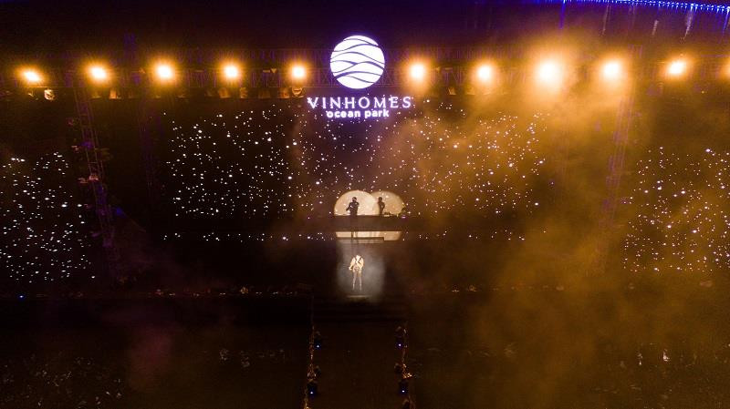 Là người đứng sau thành công của đại nhạc hội, đạo diễn Long Kan cho biết, thông qua câu chuyện lãng mạn xuyên suốt từ đại dương (trừu tượng hóa) đến nhịp sống hiện đại (hiện thực hoá), tình yêu cũng chính là sợi chỉ níu chân những cư dân của một đại đô thị đẳng cấp quốc tế gửi trọn niềm tin với những đại tiện ích, cảnh quan ưu vượt trội. (Nguồn: Vietnam+)