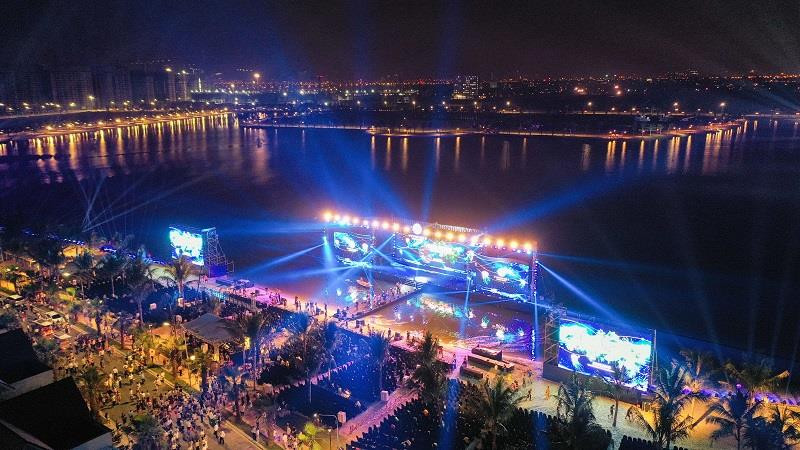 Đốt cháy sân khấu còn có dàn sao hàng A của Vbiz như Trọng Hiếu, Erik, Dương Hoàng Yến đã mang lại những bài hát trẻ sôi động dưới ánh đèn lighting show hoành tráng, khoe trọn vẹn vẻ đẹp của mặt hồ rộng 24,5ha. (Nguồn: Vietnam+)