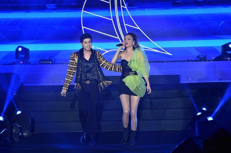 Hồ Ngọc Hà và Noo Phước Thịnh thể hiện sự ăn ý với màn vũ đạo đẹp mắt trên sân khấu. 'Là một trong những nghệ sỹ đầu tiên được biểu diễn tại Vinhomes Ocean Park, Hà không khỏi choáng ngợp với khung cảnh nơi đây. Một cuộc sống trong mơ sẽ mở ra ngay tại nơi này,' nữ ca sỹ nói. (Nguồn: Vietnam+)