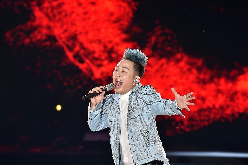 Tùng Dương phiêu trên sân khấu, kể nên câu chuyện về một thành phố biển hồ diệu kỳ, nơi cư dân được hiện thực hóa mọi điều tưởng như không thể, giờ là có thể. 'Tôi rất bất ngờ với Vinhomes Ocean Park, giờ chúng ta không cần phải đi xa nữa, mà có thể đến ngắm bình minh, hoàng hôn tại biển ngay tại Hà Nội,' nam ca sỹ cho biết. (Nguồn: Vietnam+)