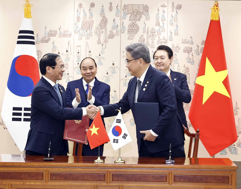 Chủ tịch nước Nguyễn Xuân Phúc và Tổng thống Hàn Quốc Yoon Suk-yeol chứng kiến lễ ký Biên bản ghi nhớ về việc thúc đẩy hợp tác trên cơ sở “Đối tác hợp tác chiến lược toàn diện” giữa Bộ Ngoại giao hai nước. (Ảnh: Thống Nhất/TTXVN)