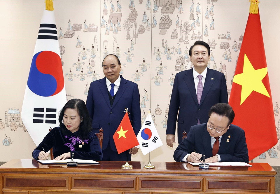 Chủ tịch nước Nguyễn Xuân Phúc và Tổng thống Hàn Quốc Yoon Suk-yeol chứng kiến lễ ký Biên bản ghi nhớ hợp tác trong lĩnh vực chăm sóc sức khỏe và y tế giữa Bộ Y tế Việt Nam và Bộ Y tế và Phúc lợi Hàn Quốc. (Ảnh: Thống Nhất/TTXVN)