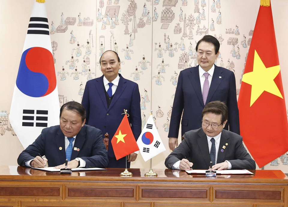 Chủ tịch nước Nguyễn Xuân Phúc và Tổng thống Hàn Quốc Yoon Suk-yeol chứng kiến lễ ký Biên bản ghi nhớ về hợp tác văn hoá giai đoạn 2023 đến 2025 giữa Bộ Văn hoá Thể thao và Du lịch hai nước. (Ảnh: Thống Nhất/TTXVN)