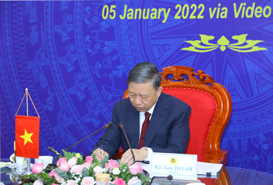 Đại tướng Tô Lâm, Bộ trưởng Bộ Công an ký kết Tuyên bố chung về hợp tác phòng, chống tội phạm giữa Việt Nam-Lào-Campuchia. (Ảnh: Văn Điệp/TTXVN)