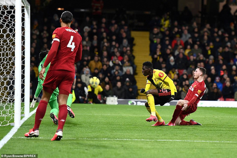 Phút 53, Ismaila Sarr băng vào đệm bóng cận thành mở tỷ số cho Watford trong sự ngỡ ngàng của nhiều người.