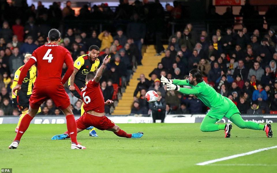 ...để Troy Deeney ghi bàn ấn định tỷ số 3-0 cho Watford.