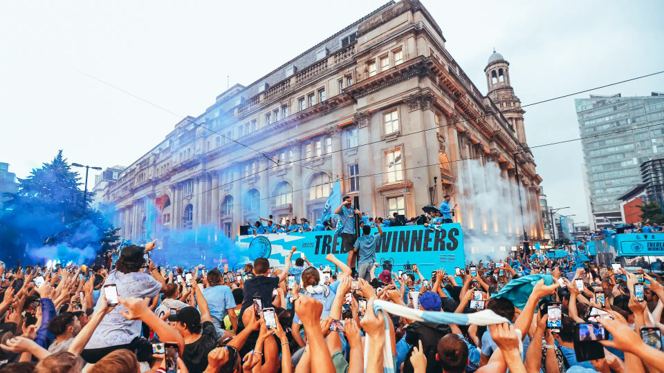 Các cổ động viên vây kín xe buýt chờ các người hùng của đội bóng. (Nguồn: Man City)