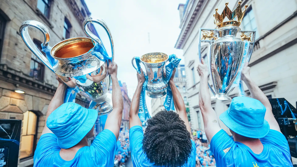 Manchester City ăn mừng "cú ăn ba" lịch sử với chức vô địch Premier League, FA Cup và Champions League. (Nguồn: Man City)