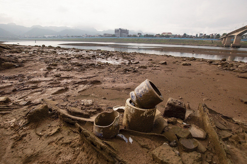 Các đồ vật nằm trơ trọi trên lòng sông Đà bị cạn nước. (Ảnh: Trọng Đạt/TTXVN)