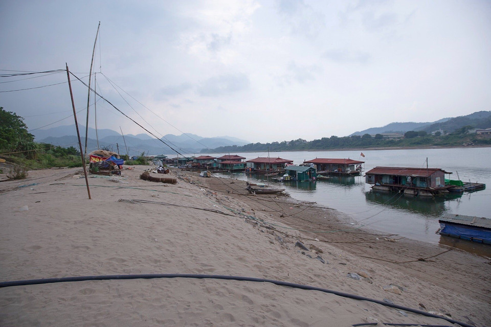 Bờ cát dài lộ rõ ngay phía làng vạn chài dưới chân cầu Hòa Bình 3. (Ảnh: Trọng Đạt/TTXVN)