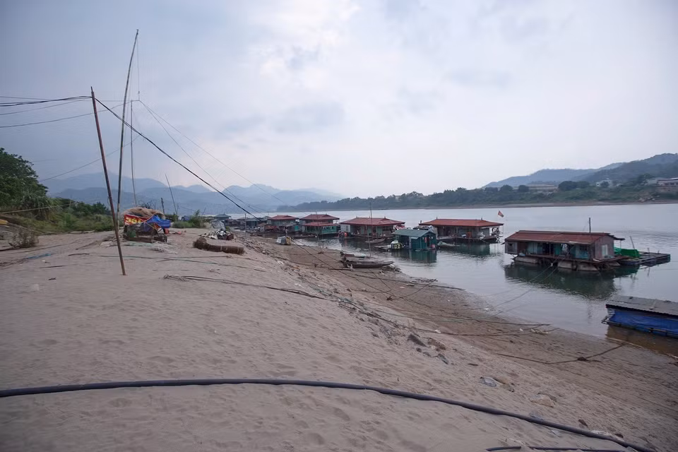 Bờ cát dài lộ rõ ngay phía làng vạn chài dưới chân cầu Hòa Bình 3. (Ảnh: Trọng Đạt/TTXVN)