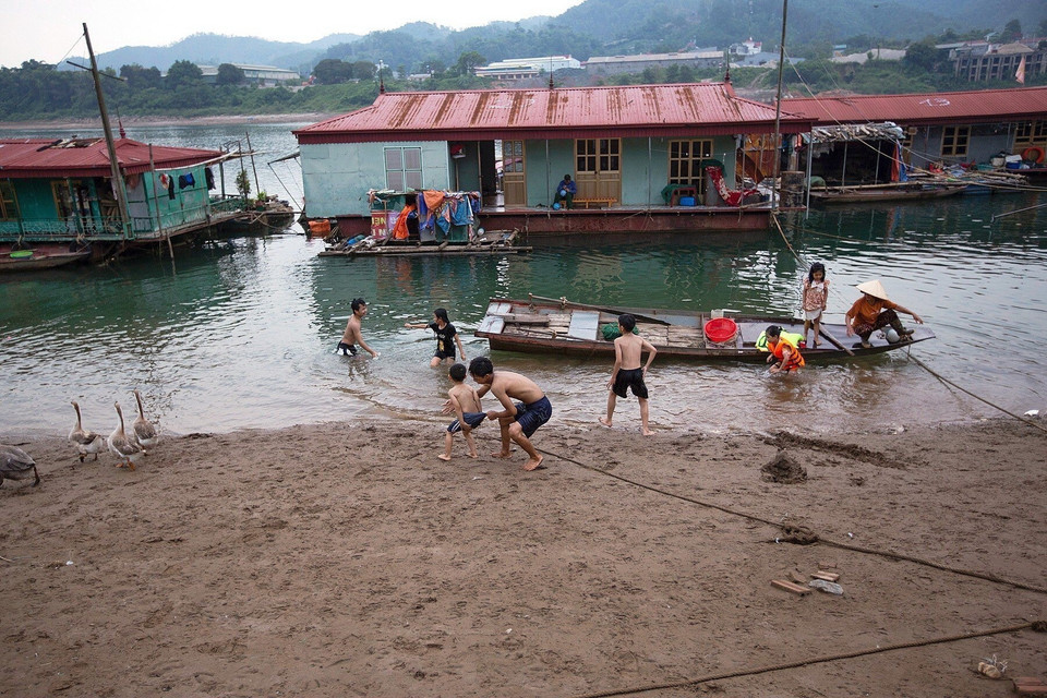Lượng nước sông Đà phía hạ lưu thủy điện Hòa Bình cạn nước đã đẩy những ngôi nhà nổi ở xóm vạn chài dưới chân cầu Hòa Bình 3 thêm xa bờ. (Ảnh: Trọng Đạt/TTXVN)