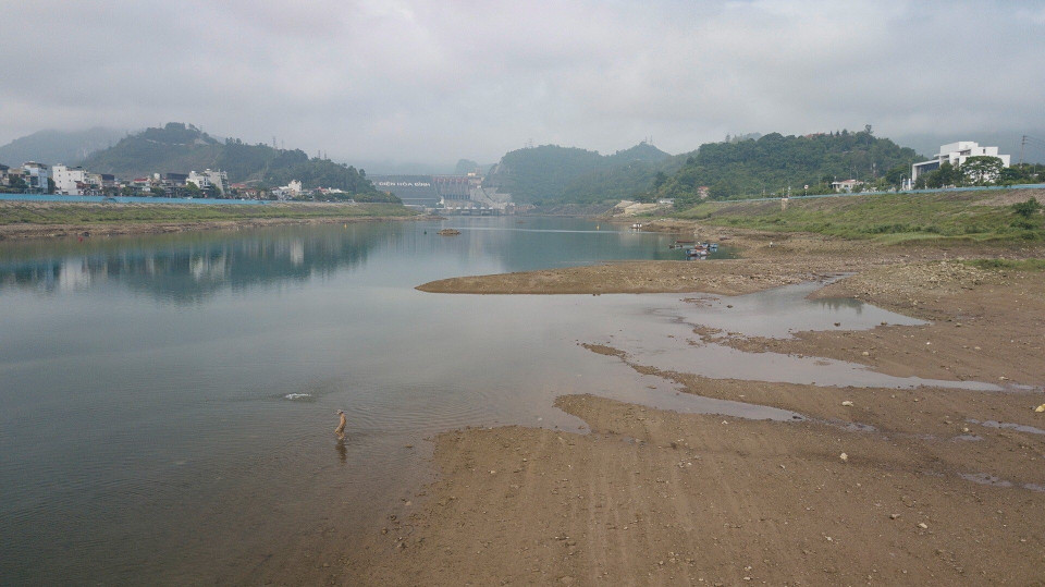 Lòng sông đà phía hạ lưu thủy điện Hòa Bình cạn trơ đáy. (Ảnh: Trọng Đạt/TTXVN)